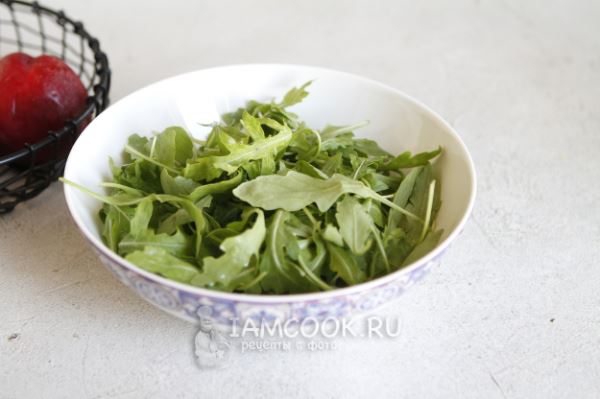 Салат с нектарином и руколой