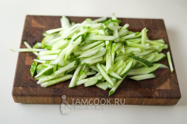 Салат из моркови с огурцом