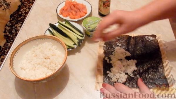 Роллы с огурцом и форелью