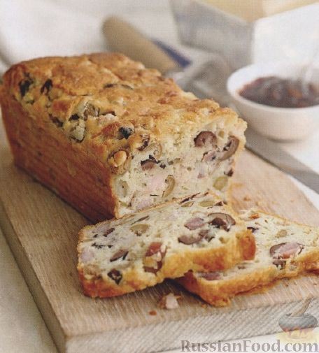 Закусочный кекс с ветчиной, сыром и оливками