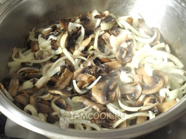 Блинный пирог с грибами и сыром