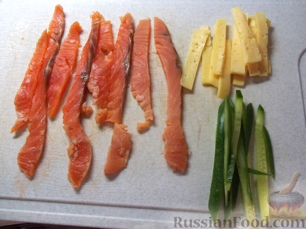 Роллы с семгой, сыром и огурцом