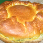Пирог с яйцом, рисом, плавленным сыром и зеленым луком