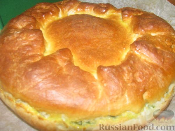 Пирог с яйцом, рисом, плавленным сыром и зеленым луком