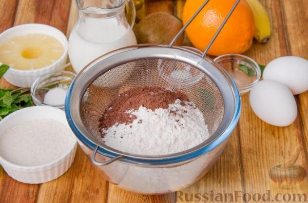 Роллы из шоколадных блинчиков с творогом и фруктами