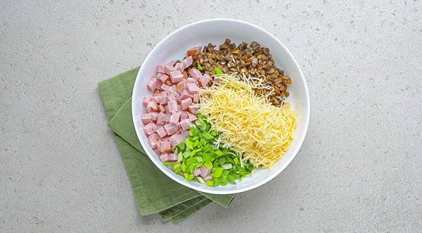 Блинная улитка с ветчиной и грибами
